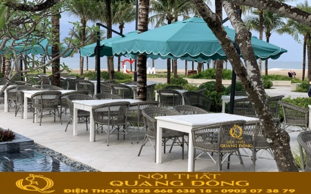 sử dụng bàn ghế đan sợi nhựa giả mây cho không gian ngoài trời