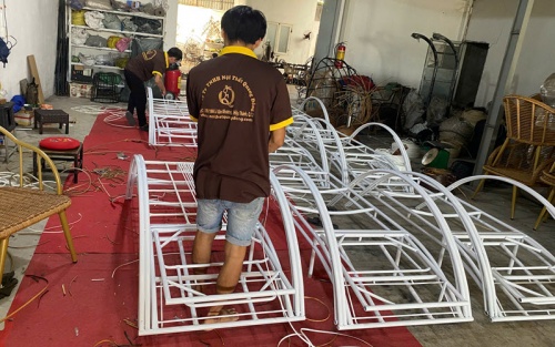 Quá trình đan dây mây nhựa lên khung ghế QD-1280