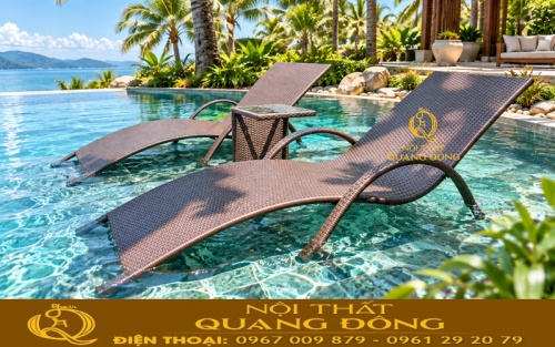 Ghế hồ bơi giả mây QD-1282 bên hồ bơi xanh mát