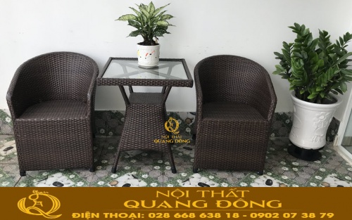Mẫu bàn 2 ghế dùng cho ban công ngoài trời, màu nâu giả gỗ