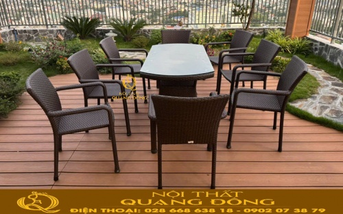 Thiết kế ghế mây nhựa QD-2100 hiện đại, có tay vịn thoải mái, phù hợp cho sân vườn, ban công hoặc quán cafe.