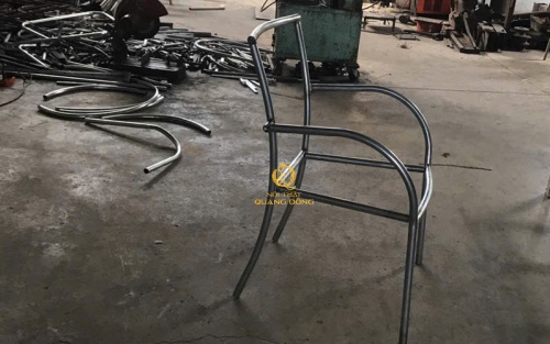 Bàn ghế giả mây QD - 2112 được làm bằng khung sơn tĩnh điện chắc chắn và bền bỉ