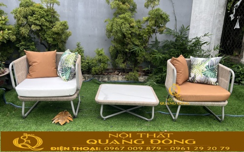 Bàn ghế giả mây QD-2118 khung thép chân quỳ trên thảm cỏ