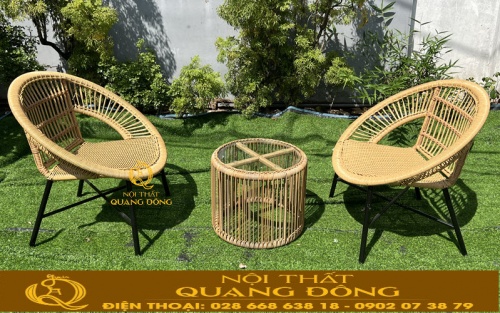 Bộ bàn ghế giả mây QD-282 được bố trí hài hòa giữa không gian nhiều cây xanh