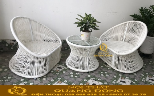 Không sử dụng nệm lót ghế giả mây vẫn giữ được cảm giác êm thoáng