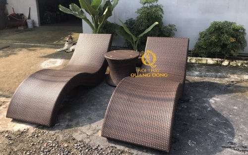 Mẫu ghế nằm hồ bơi QD-1251 đi kèm bàn tròn, mang đến không gian sống tiện nghi hơn