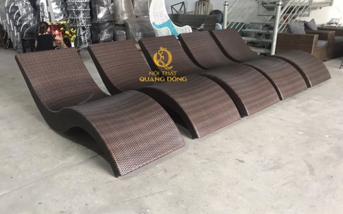 Ghế nằm thư giãn tắm nắng cho hồ bơi đan mây nhựa giả mây màu nâu, ghi hình tại xưởng Nội Thất Quang Đông trước khi bàn giao cho khách hàng