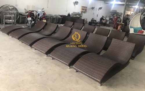 Ghế nằm hồ bơi giả mây đan sợi mây nhựa màu nâu giả gỗ