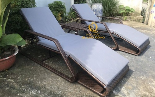 Mẫu ghế nằm thư giãn tắm nắng cho hồ bơi, bãi biển đan sợi mây nhựa giả mây cao cấp màu nâu giả gỗ, kết hợp nệm xám tạo điểm nhấn