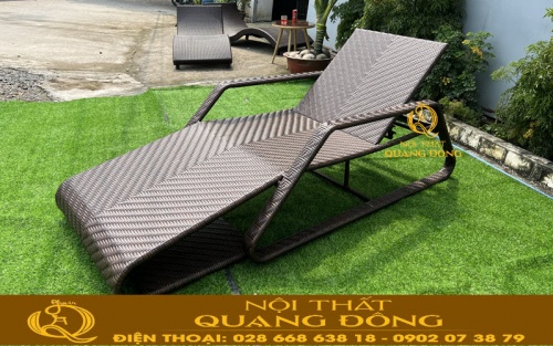Ghế tắm nắng thu giãn đan mây nhựa màu nâu giả gỗ QD-591