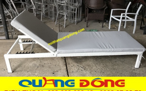 Ghế nằm hồ bơi được sử dụng thêm nệm lót