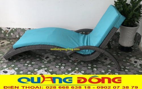 Ghế nằm hồ bơi QD-590 sử dụng thêm nệm lót màu xanh biển tạo điểm nhấn