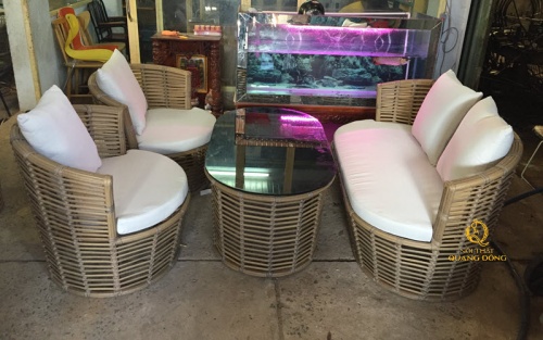 Bộ sofa giả mây QD-752 với bàn mặt kính và ghế đệm trắng, mang phong cách hiện đại, sang trọng.