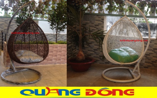 Xích đu mây nhựa màu nâu và trắng