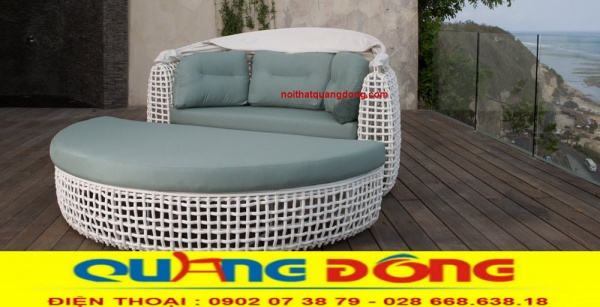 Mẫu giường tắm nắng QD-520 đan sợi mây nhựa bán nguyệt bản lớn gam màu trắng có thiết kế mái vòm khá hiện đại