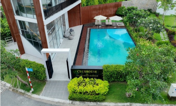Toàn cảnh khu vực hồ bơi của khu nghĩ dưỡng The Pearl Reverside trang trí sofa nhựa giả mây cùng ghế nằm hồ bơi