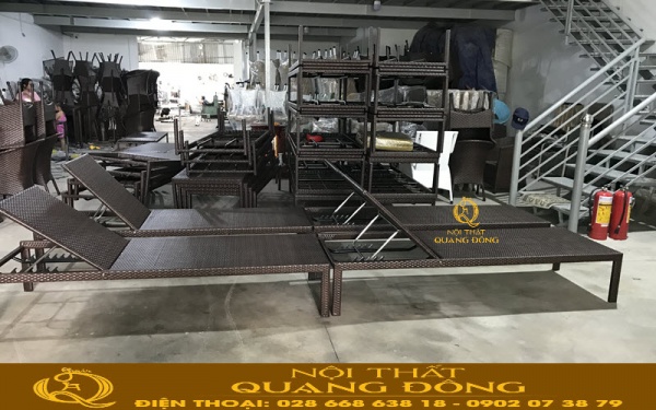 Mẫu ghế nằm hồ bơi QD-1247 sản xuất hàng loạt gam màu nâu giả gỗ theo yêu cầu khách hàng