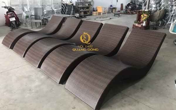 Ghế hồ bơi QD-1251 uốn cong được kiểm tra chất lượng trước khi giao đến cho khách hàng