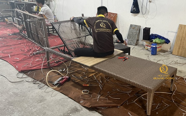 Sản xuất đan ghế nằm hồ bơi giả mây QD-1272 tại xưởng Nội Thất Quang Đông