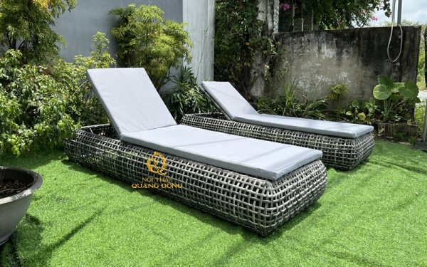 Ghế nằm hồ bơi mây nhựa QD-1281 với nệm mousse êm ái, bọc vải chống thấm dễ vệ sinh