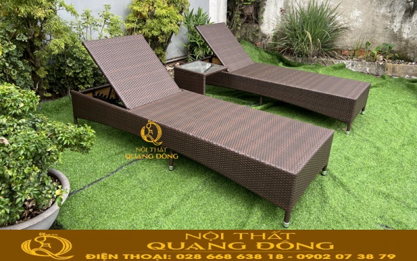 Ghế hồ bơi đan giả mây QD - 248 được thiết kế đi kèm bàn nhỏ tiện lợi