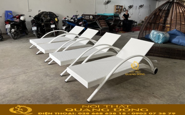 Ghế nằm hồ bơi màu trắng tinh khôi tại Nội thất Quang Đông