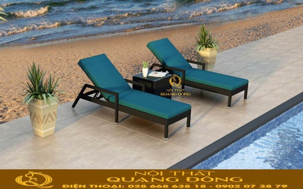 Ghế nằm hồ bơi mây nhựa khoác thêm chiếc áo nệm xanh đậm Ghế có thiết kế phần tựa lưng nâng cao, giúp người dùng dễ dàng nằm thư giãn, đọc sách hoặc tận hưởng không khí ngoài trời. Kiểu dáng thanh thoát cùng khung chân chắc chắn mang đến vẻ đẹp hiện đại và độ ổn định khi sử dụng.