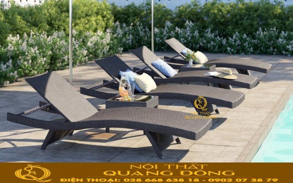Ghế nằm hồ bơi mây nhựa khi được đặt cạnh một chiếc bàn Mẫu ghế nằm giả mây khi được đặt cùng một chiếc bàn nhỏ xinh bên cạnh, không khác gì một vị vua đang nằm hưởng thụ và thư giãn