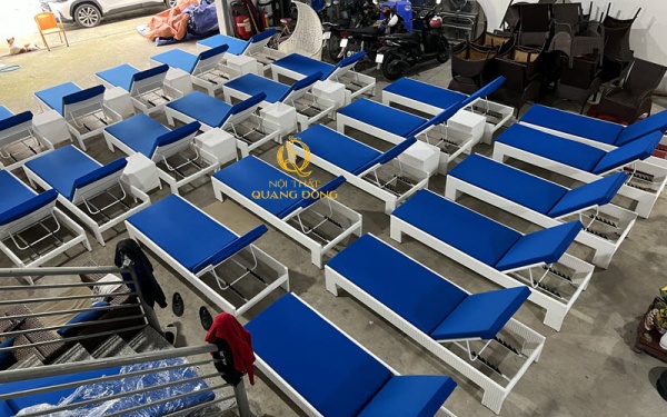 Ghế nằm hồ bơi giả mây thành phẩm được kiểm tra chất lượng tại xưởng Nội Thất Quang Đông