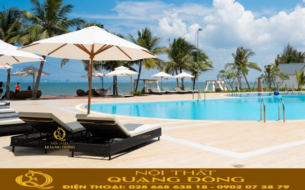 Ghế nằm hồ bơi giả mây tạo điểm nhấn cho không gian của resort