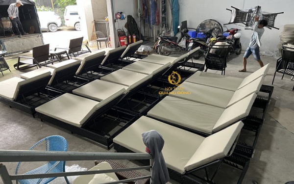 Xưởng Nội thất Quang Đông vừa hoàn thành ghế hồ bơi cho khách hàng tại xưởng