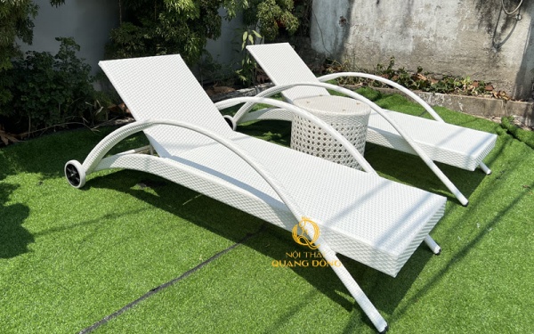 Ghế nằm hồ bơi màu trắng QD-252 kiểu dạng hiện đại, được thiết kế tay vịn, thang nâng hạ tiện nghi