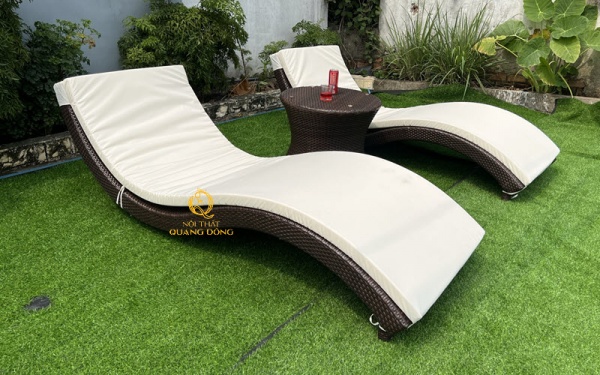 Ghế hồ bơi giả mây được thiết kế theo dáng cong tự nhiên của cơ thể