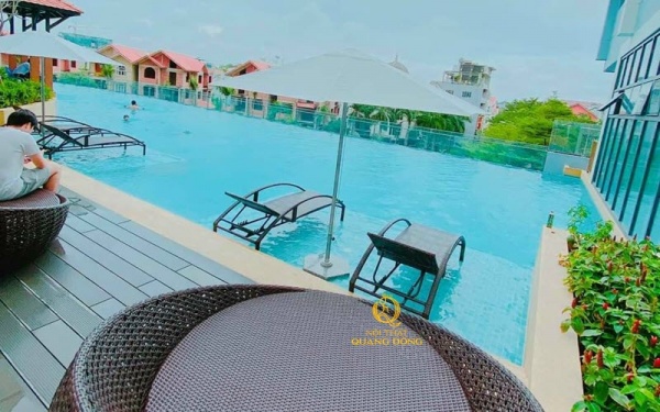Mẫu ghế nằm hồ bơi QD-566 ngâm dưới nước tại bể bơi căn hộ Topaz Twins