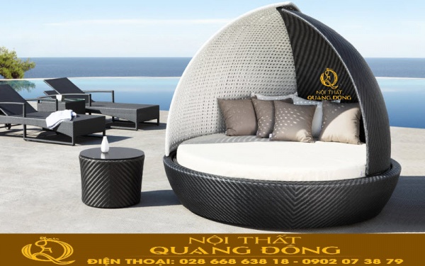 Mẫu giường tắm nắng QD-524 được thiết kế mái mô phỏng hình cánh buồm với 2 màu trắng đen độc đáo