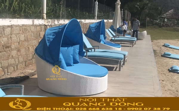 Mẫu giường tắm nắng có mái vòm QD-536 màu trắng, kết hợp mái vòm vải xanh tại Resort Anoasis Long Hải 