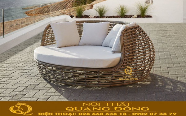 Mẫu giường tắm nắng QD-537 được đan bằng sợi mây nhựa bán nguyệt bản lớn 14 ly giống sợi mây tre tự nhiên