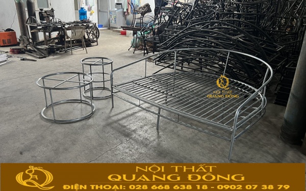 Khung ghế được làm bằng kim loại tuỳ chọn nhôm, thép hoặc inox. Bên ngoài được bảo vệ thêm lớp sơn tĩnh điện chống gỉ sét