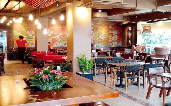 Highlands Coffee có một không gian sang trọng và lịch sự phù hợp cho việc bàn bạc với đối tác, hay một không gian yên tĩnh để làm việc, học tập.
