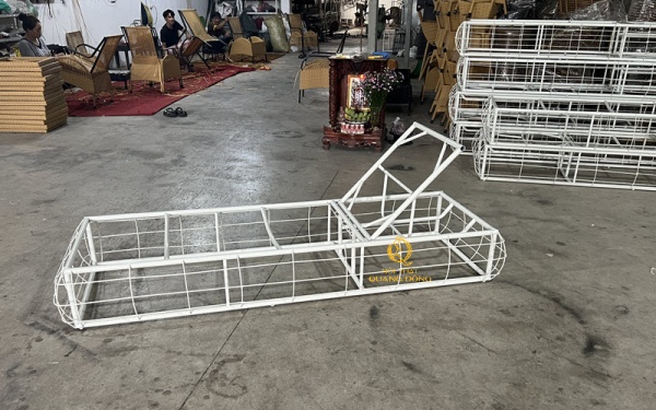 Ghế hồ bơi giả mây QD - 588 được làm bằng khung thép sơn tĩnh điện chắc chắn