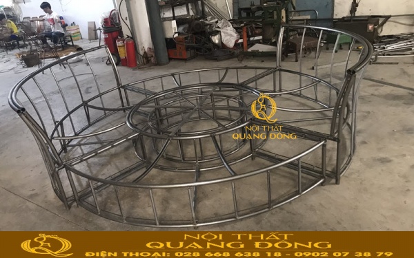 Khung ghế sofa giả mây QD-621 Khung ghế sofa giả mây được làm bằng thép nhôm hoặc inox, hình ảnh ghi tại xưởng Nội Thất Quang Đông
