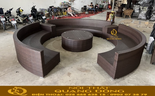 Ghế sofa tròn gải mây QD-713 được thiết kế lắp ghép, bố cục nhiều chỗ ngồi phù hợp với không gian rộng