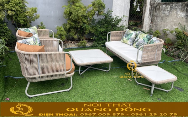 Màu be dây dù, nệm trắng kết hợp nâu cam và gối màu lá xanh giúp sofa giả mây QD-759 trở nên hài hòa phù hợp phong cách nghỉ dưỡng