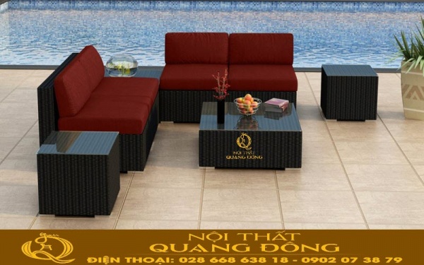 Sofa mây nhựa QD-736 màu đen kèm theo nệm lót màu đỏ mang bản sắc dân tộc thể hiện sự lãng mạng, quý phái
