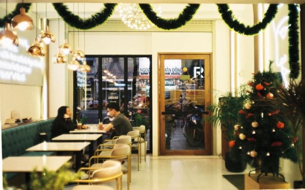 Không gian sang trọng của quán tailor coffee rộng rãi và thoáng mát