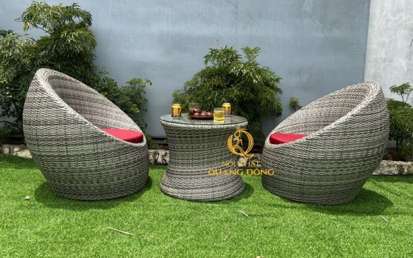 Thiết kế kiểu dáng của bàn ghế giả mây với tạo hình trứng độc đáo, phá cách