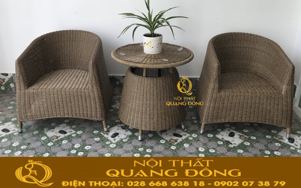 Bộ bàn 2 ghế sở hữu kiểu dáng gọn gàng, gam màu nâu mốc tự nhiên phù hợp với mọi không gian sống