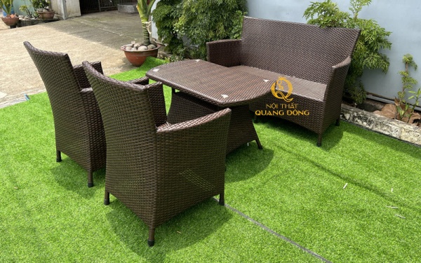 Bộ ghế sofa giả mây từ ý tưởng của bàn ghế giả mây QD-064 độc đáo và mới mẻ Mẫu bàn ghế giả mây QD-064 đi kèm băng và chiếc bàn dài tạo thành bộ sofa mini cho sân vườn hay phòng khách nhỏ