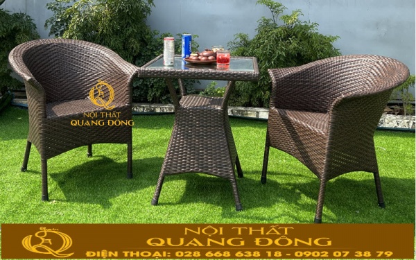Bộ bàn 2 ghế đan nhựa giả mây QD-074 gam màu nâu giả gỗ trung tính