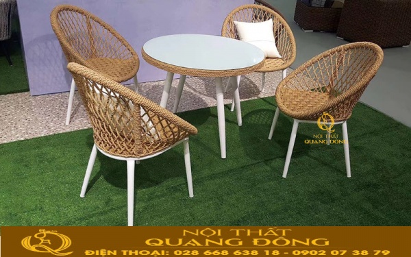 Bộ bàn ghế kiểu dáng thon gọn, đẹp mắt QD-2031 Bàn ghế giả mây QD-2031 bộ bàn 4 ghế cho không gian sân vườn, ngoài trời hoặc sử dụng 2 ghế 1 bàn cho không gian ban công